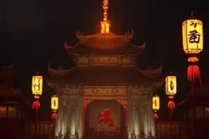 城墙砖缝与老式军号并置的静物特写