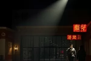 陈列柜中磨损的铜制军号与绒布衬底