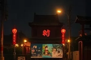 荒漠演习场上的履带痕迹与远处扬尘俯拍