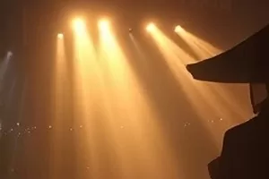 夜色中沙盘推演场景的照明与俯视构图剧照