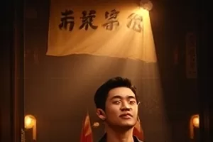 旧木桌上摊开的泛黄信封与钢笔特写